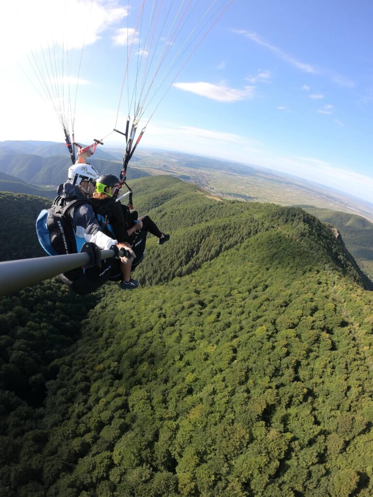Pasager și pilot în timpul zborului cu parapanta