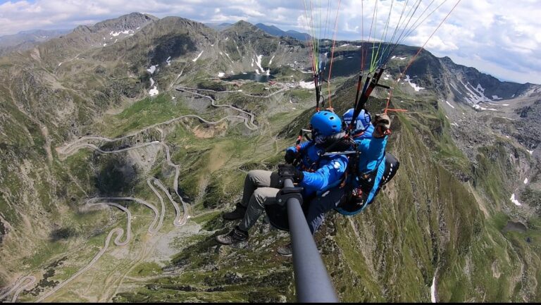 Priveliște din timpul unui zbor cu parapanta
